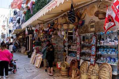 Bari Vecchia, i negozi di souvenir: �Prima venivano solo i pellegrini, ora vendiamo a migliaia di turisti� 